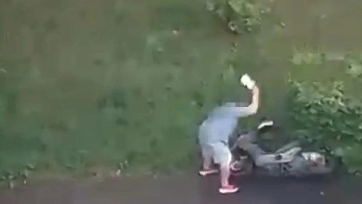 Rzucił się z tasakiem na 3 skutery. Chyba woli gotować w domu