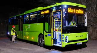 Wsadzili chiński autobus do kopalni. Nadal łączył się z bazą