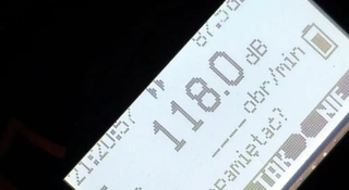 Chcą zakazać autom elektrycznym udawania spalinówek. Tylko że nie mogą