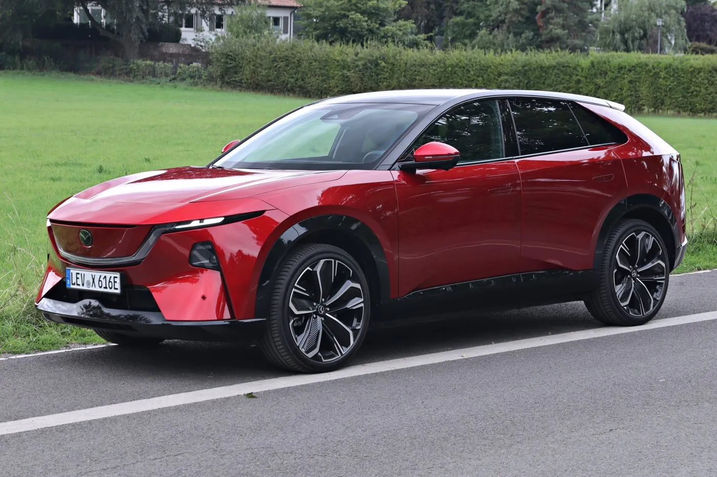 Mazda CX-6e - przód 