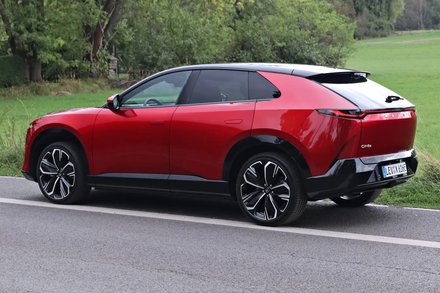 Mazda CX-6e - tył 