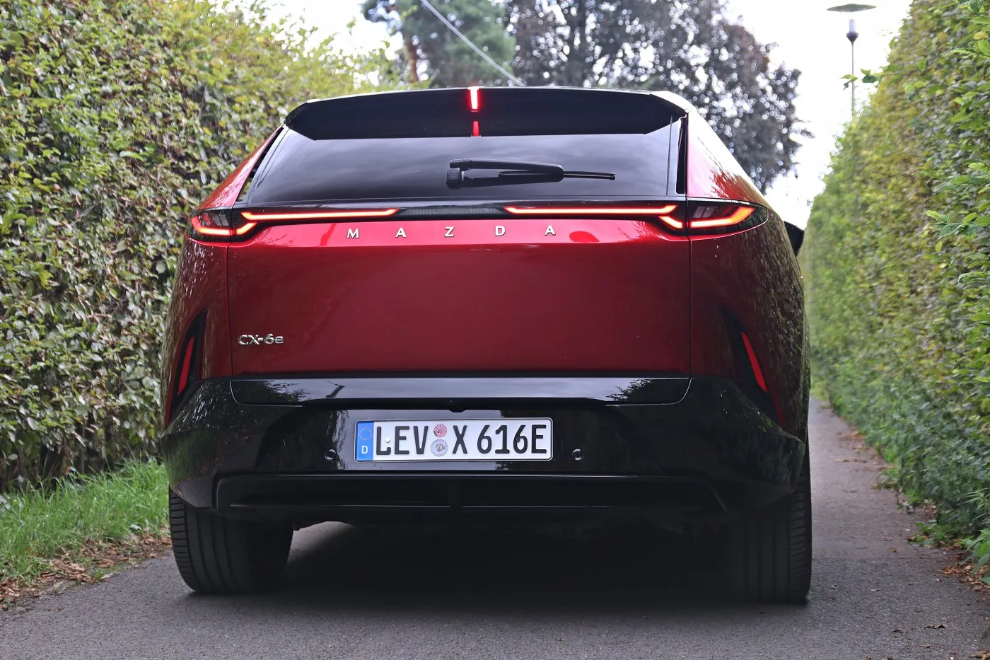 Mazda CX-6e - tył 