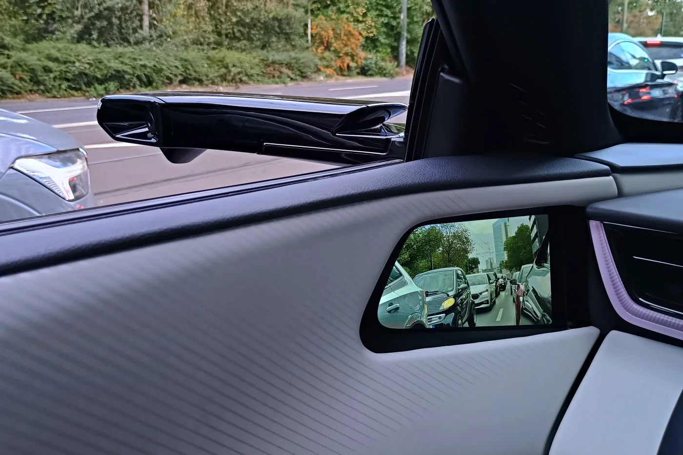 Mazda CX-6e - cyfrowe lusterka 