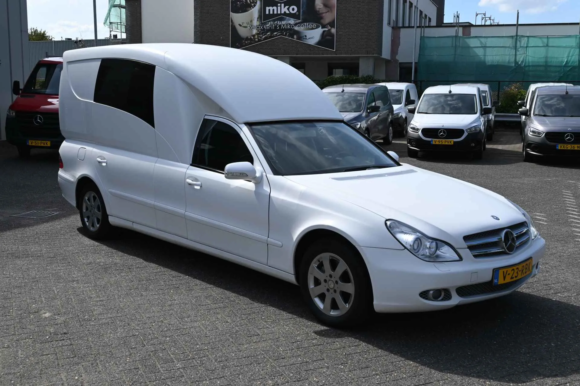 https://cdn-ab.spidersweb.pl/2026/09/mercedes-w211-van-przod.jpg