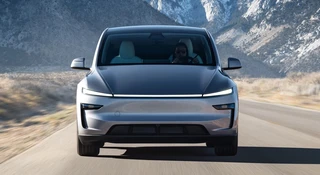 Tesla Model Y klęka na robocie. Użytkownicy liczą palce