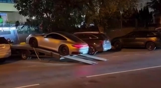 Rozwiązał problem braku miejsc parkingowych. Użył lawety