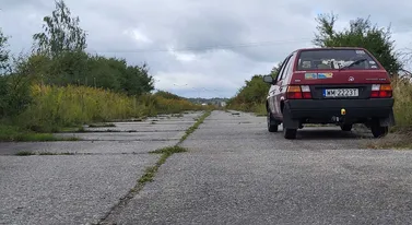Kiedyś przebiegała tędy niemiecka autostrada. Dzisiaj można tędy dojechać tylko na pobliskie pole