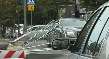 Rolls-Royce oberwał płotem. To zamach klasy robotniczej
