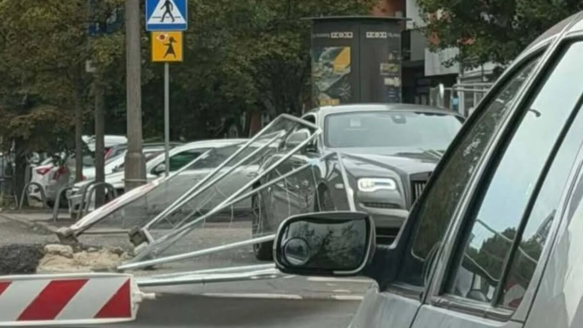 Rolls-Royce oberwał płotem. To zamach klasy robotniczej