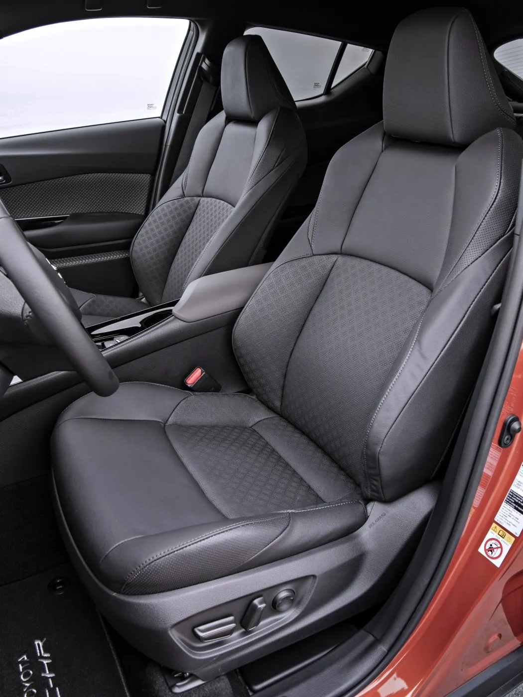 https://cdn-ab.spidersweb.pl/2026/09/toyota-c-hr-i-poradnik-kupujacego-11.jpg