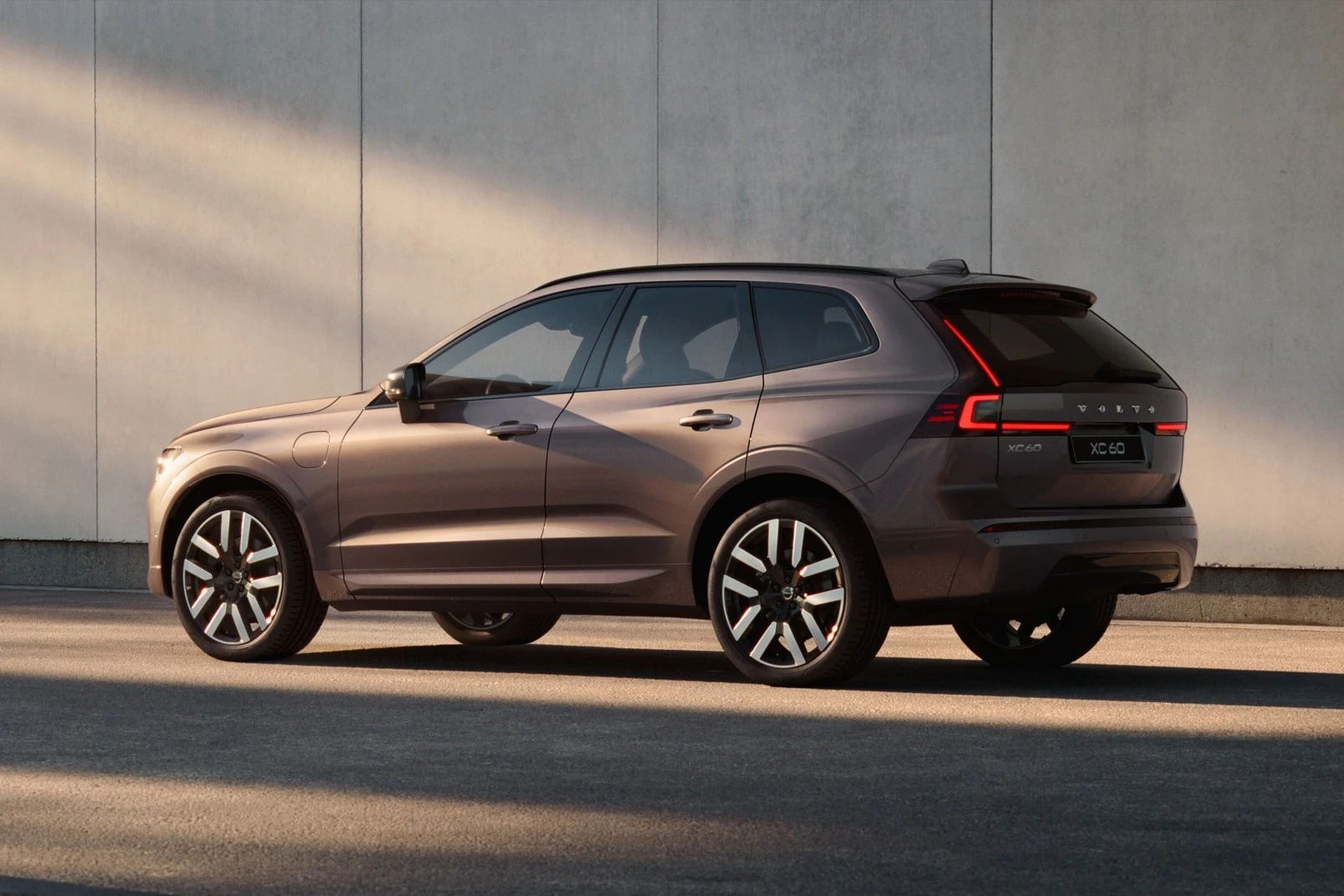 https://cdn-ab.spidersweb.pl/2026/09/volvo-xc60-xc90-phev-2027-premiera-cena-polska-2.jpg