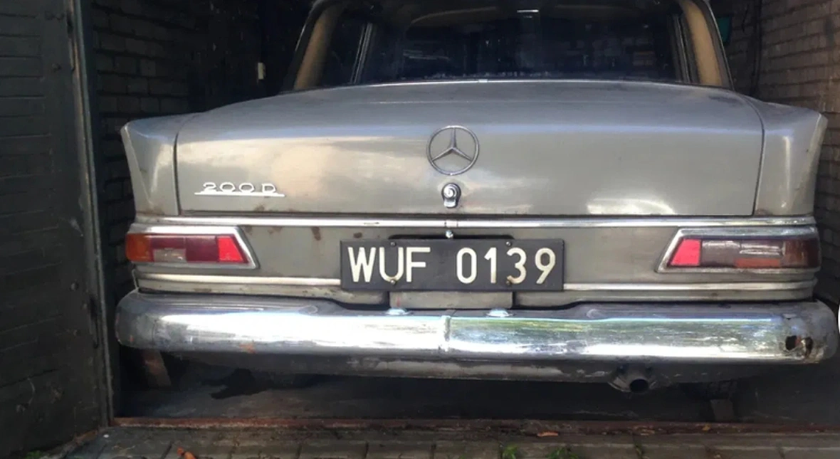 Image for Z garażu wyjechał stary Mercedes. Jest od nowości w Polsce i ma niezwykłą historię