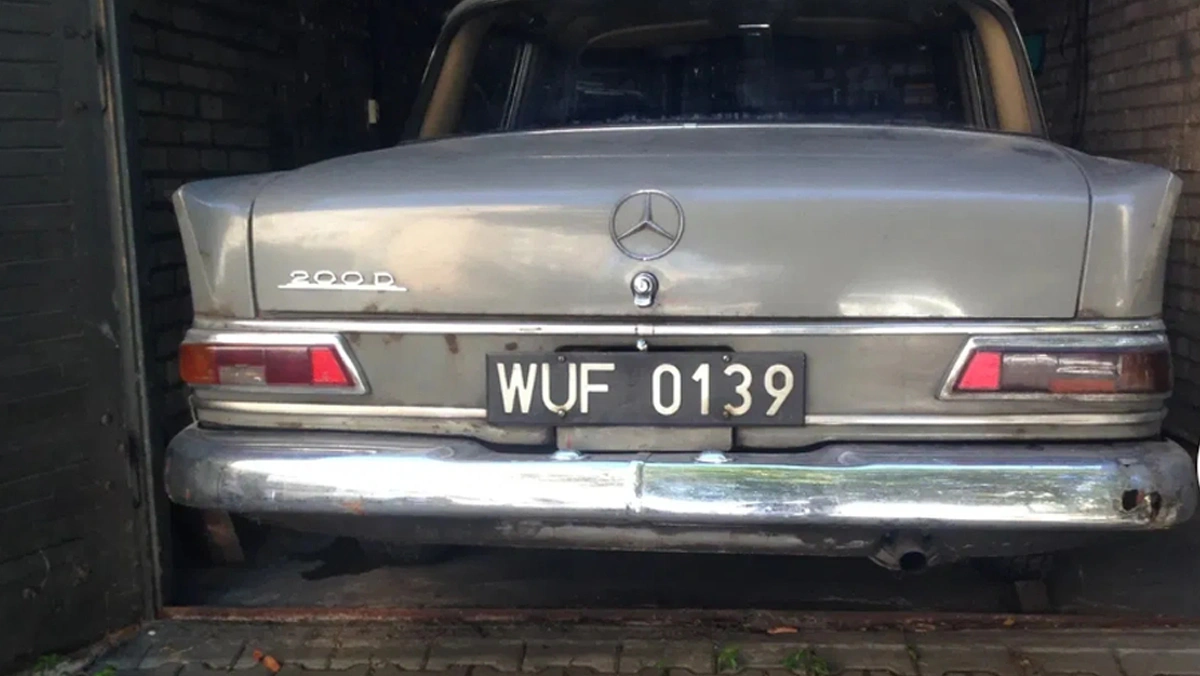 Z garażu wyjechał stary Mercedes. Jest od nowości w Polsce i ma niezwykłą historię