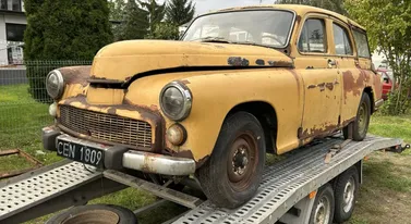 Gniła przez lata na warszawskim parkingu. Teraz po latach wypłynęła na sprzedaż