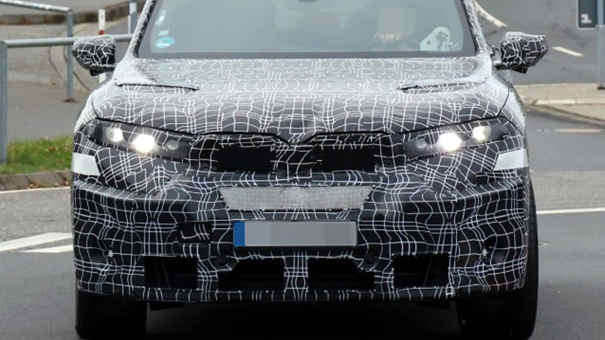 Nowe szybkie BMW X5 przyłapane. Folia zakryła wszystko prócz miny