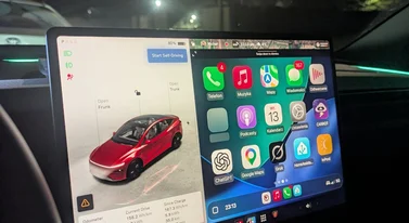 Polak naprawił Teslę. Możecie mieć w niej natywnego CarPlay
