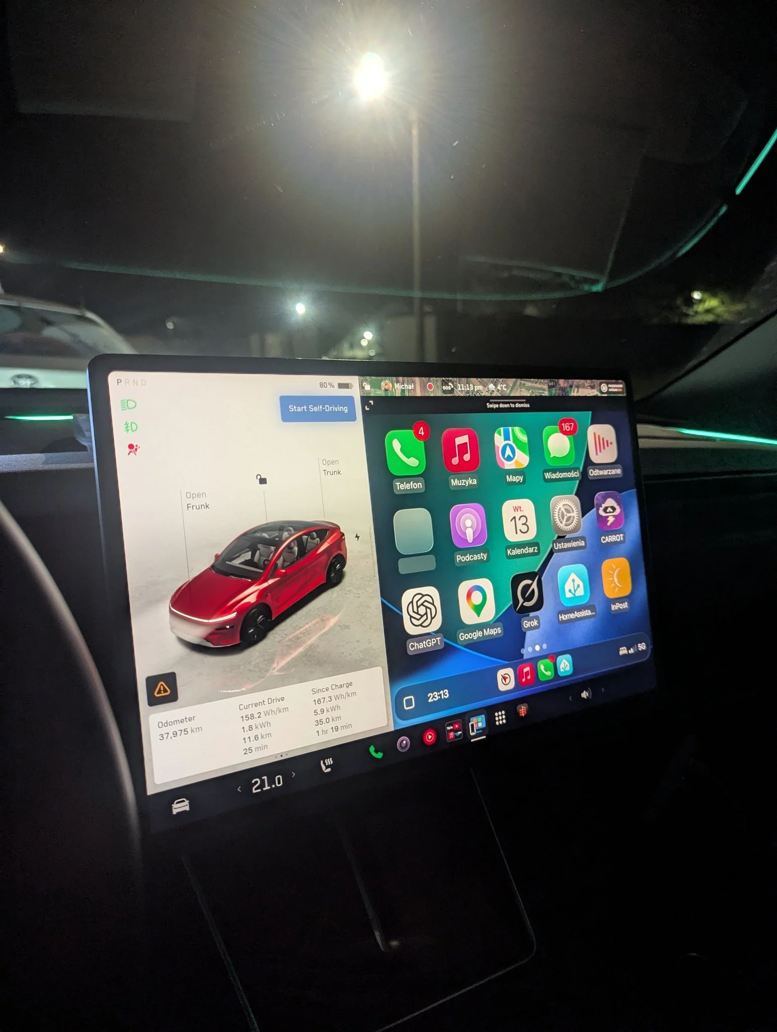 Polak naprawił Teslę. Możecie mieć w niej natywnego CarPlay