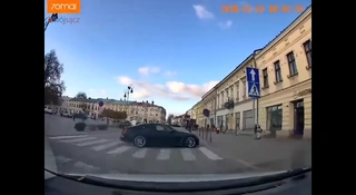 22-latek driftując BMW M4 potrącił staruszka. Może nawet obetną mu kieszonkowe
