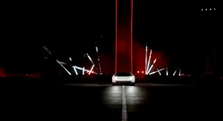 Tesla Roadster lata i kręci bączki. Szopka przykrywa sprawy niewygodne