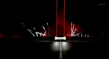 Tesla Roadster lata i kręci bączki. Szopka przykrywa sprawy niewygodne