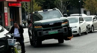 Chiński SUV jechał na trzech kołach. Nie nastąpiło zwolnienie blokady