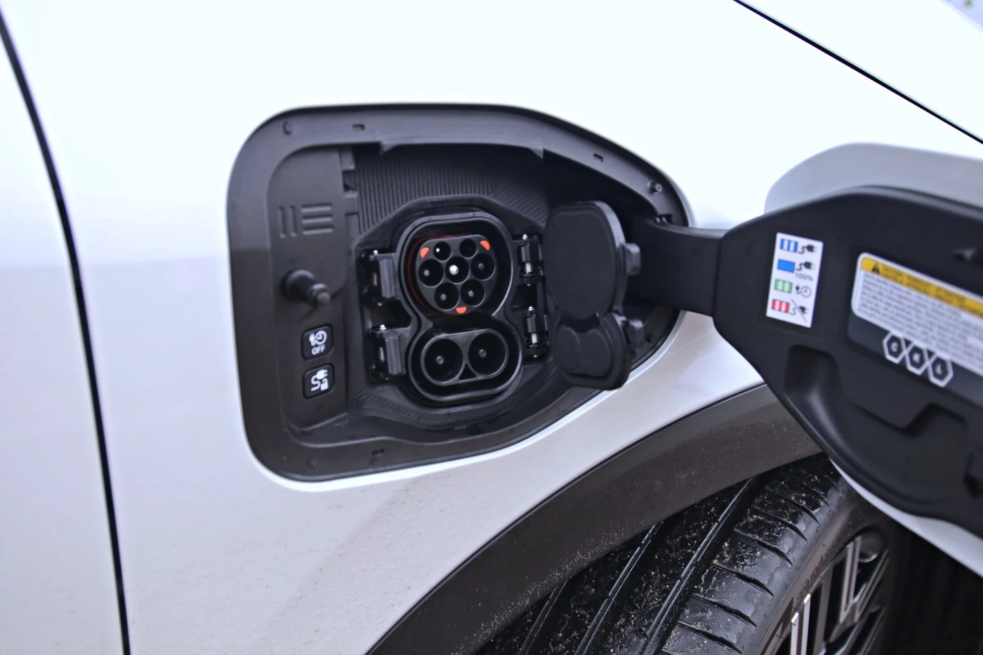 Nissan Leaf 2026 - gniazdo ładowania 
