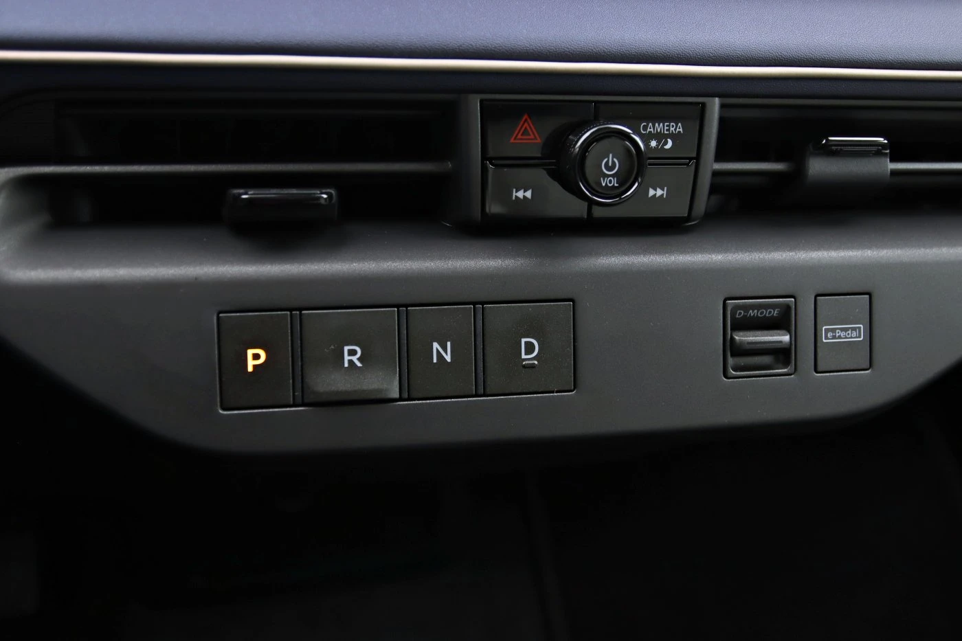 Nissan Leaf 2026 - przyciski 
