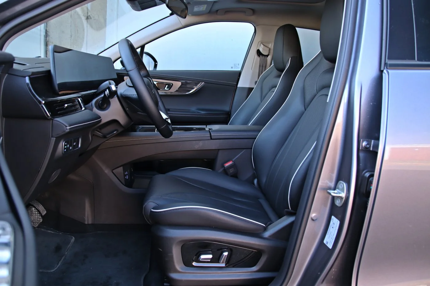 https://cdn-ab.spidersweb.pl/2026/10/omoda-5-hybrid-test-interior1.jpg