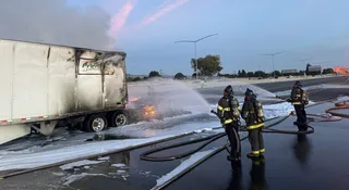 Tesla Semi stanęła w ogniu. Ogromny akumulator stał się ogromnym problemem
