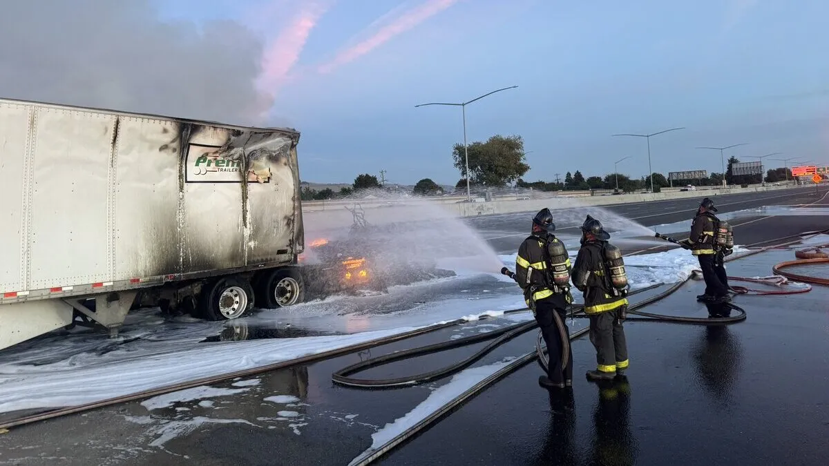 Tesla Semi stanęła w ogniu. Ogromny akumulator stał się ogromnym problemem