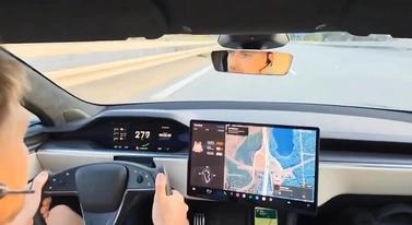 Pędził Teslą prawie 300 km/h. Potrzebna zmiotka z szufelką