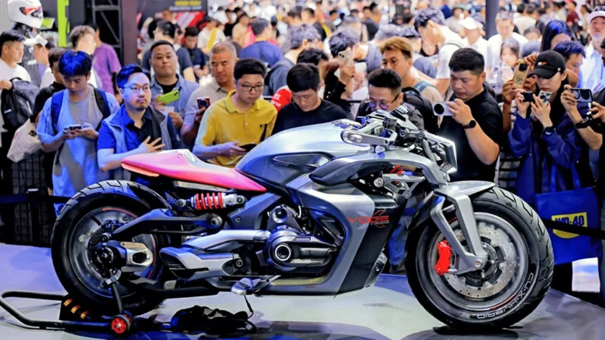 Chińczycy pokazali motocykl z wtyczką. Specyfikacja? Tajemnica